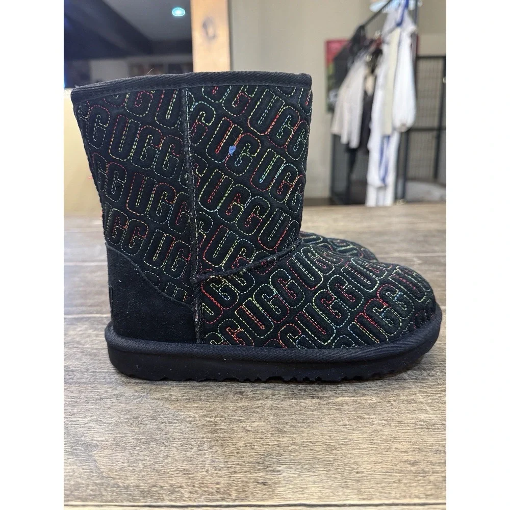 New UGG Kids' Classic II Graphic Stitch Short Boot Size 2‎ Black
